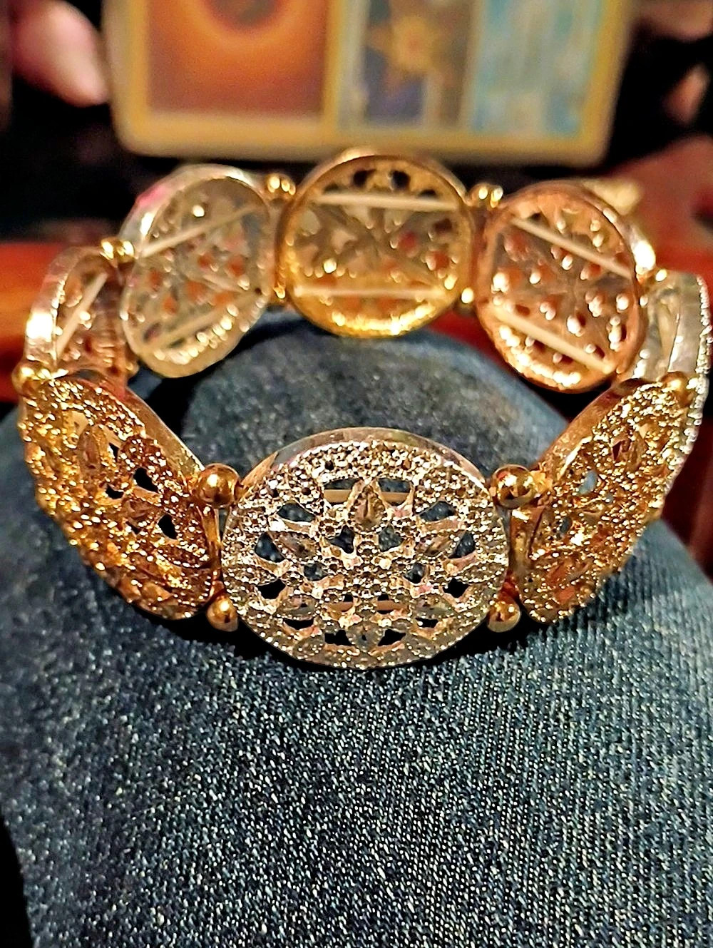 Filigree Link Bracelet in 3 Golds Style